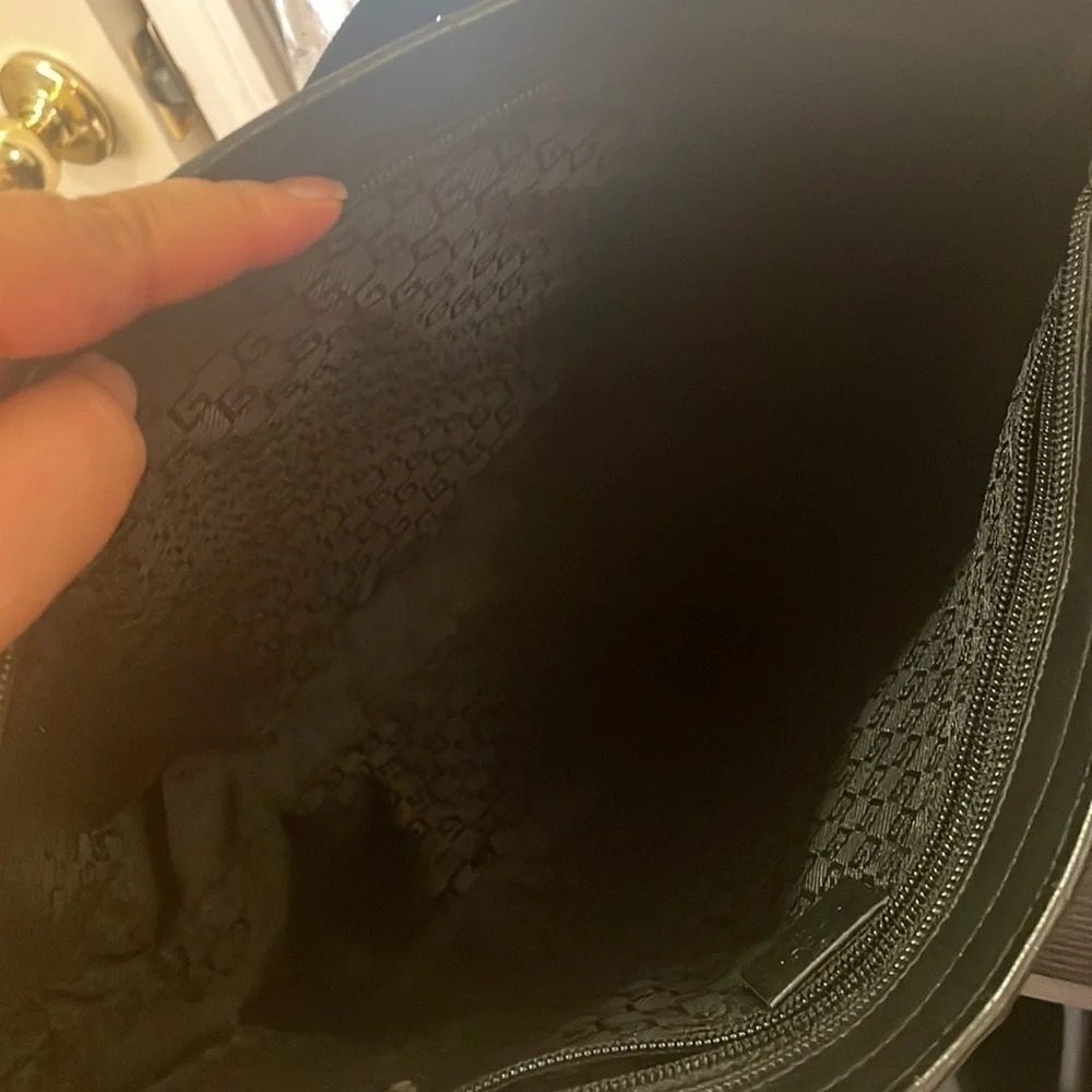 August Gucci Tote zipper closure - Picture 13 of 16